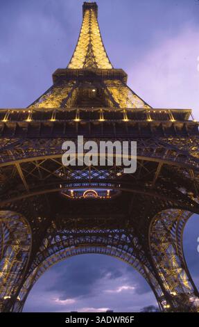 6 maggio 2001; Parigi, FRANCIA; la base della Torre Eiffel. (Immagine di credito: Spencer Grant/ZUMAPRESS.com) Foto Stock