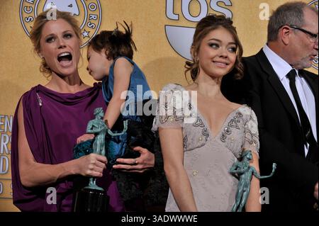 29 gennaio 2012 - Los Angeles, California, Stati Uniti - da sinistra, JULIE BOWEN, indossando abito Temperley e gioielli Martin Katz, AUBREY ANDERSON-EMMONS, SARAH HYLAND con abito Temperley e gioielli Neil Lane, ed o'NEIL con altri membri del cast di 'Modern Family', vincitrice dell'Outstanding Performance by an Ensemble in una categoria Comedy Series nella sala stampa al 18th Screen Actors Guild Awards allo Shrine Auditorium. (Credito: © Leonard Ortiz/ZUMAPRESS.com) Foto Stock