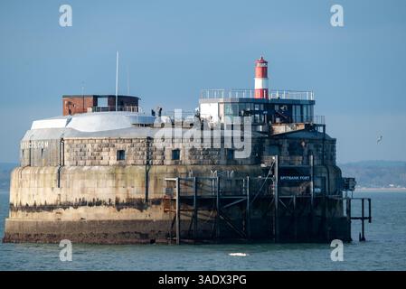 Vista ravvicinata del forte di Spitbank nel Solent, al largo della costa di Portsmouth. Aprile 2025. Foto Stock