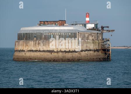Vista ravvicinata del forte di Spitbank nel Solent, al largo della costa di Portsmouth. Aprile 2025. Foto Stock