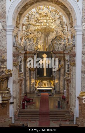 Altare, la Karlskirche (in tedesco per la chiesa di San Carlo), Karlsplatz, Vienna, Austria Foto Stock