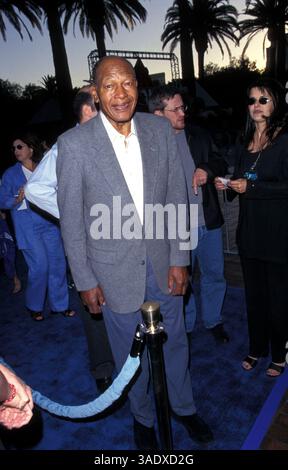 08 luglio 1998; Los Angeles, CA, Stati Uniti; l'ex sindaco di Los Angeles TOM BRADLEY alla premiere dei "piccoli soldati". Bradley fu sindaco dal 1973 al 1993, un'epoca durante la quale Los Angeles fu trasformata da una collezione di quartieri periferici a quella che Bradley amava definire una "città di classe mondiale". Durante gli anni Bradley, Los Angeles superò Chicago diventando la seconda città più grande degli Stati Uniti. (Immagine di credito: Larry Hammerness/ZUMAPRESS.com) Foto Stock