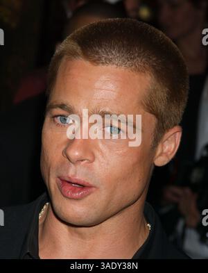 10 maggio 2004; New York, NY, Stati Uniti; l'attore BRAD PITT alla prima di New York dell'uscita di 'Troy' del fratello Warner tenutasi al teatro Ziegfield. (Immagine di credito: Dan Herrick/ZUMAPRESS.com) Foto Stock