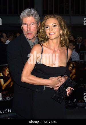 6 maggio 2002; New York, NY, Stati Uniti; l'attore RICHARD GERE e l'attrice DIANE LANE alla prima di "Unfaithful" tenutasi presso lo Zeigfeld Theater. (Immagine di credito: Nancy Kaszerman/ZUMAPRESS.com) Foto Stock