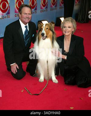 2 novembre 2003; New York, NY, Stati Uniti; l'attore JON PROVOST, LASSIE & JUNE LOCKHART @ The arrivals for the 'CBS at 75' show televisivo tenuto presso la sala da ballo Hammerstein. (Immagine di credito: Nancy Kaszerman/ZUMAPRESS.com) Foto Stock