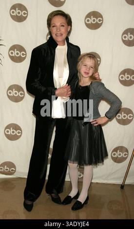 15 novembre 2003; New York, NY, Stati Uniti; le attrici JULIE ANDREWS e SOFIA VASSILIEVA all'Eloise at Christmastime NY World Premiere Screening tenutasi presso il Plaza Hotel. (Immagine di credito: Nancy Kaszerman/ZUMAPRESS.com) Foto Stock