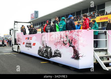 Suzuka, Giappone. 6 aprile 2025. Suzuka, Giappone. 6 aprile 2025. I piloti sfilano camion durante il Gran Premio del Giappone di Formula 1 Lenovo 2025, 3° round del Campionato del mondo di Formula 1 FIA 2025 dal 4 al 6 aprile 2025 sul circuito di Suzuka, a Suzuka, Giappone - Photo Florent Gooden / DPPI Credit: DPPI Media/Alamy Live News Foto Stock