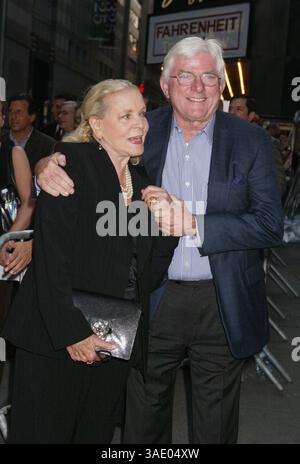14 giugno 2004; New York, NY, Stati Uniti; PHIL DONAHUE e LAUREN BACALL, ex presentatore del talk show, alla proiezione speciale per "Fahrenheit 9/11" tenutasi presso lo Zeigfeld Theater. (Immagine di credito: Nancy Kaszerman/ZUMAPRESS.com) Foto Stock