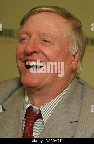 23 settembre 2004; New York, NY, Stati Uniti; scrittore servizievole WILLIAM F. BUCKLEY JR. Promuove il suo nuovo libro "Miles Gone By: A Literary Autobiography" tenuto al Barnes & Noble- Rockerfeller Center. (Immagine di credito: Nancy Kaszerman/ZUMAPRESS.com) Foto Stock