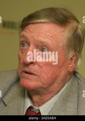 23 settembre 2004; New York, NY, Stati Uniti; scrittore servizievole WILLIAM F. BUCKLEY JR. Promuove il suo nuovo libro "Miles Gone By: A Literary Autobiography" tenuto al Barnes & Noble- Rockerfeller Center. (Immagine di credito: Nancy Kaszerman/ZUMAPRESS.com) Foto Stock