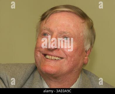 23 settembre 2004; New York, NY, Stati Uniti; scrittore servizievole WILLIAM F. BUCKLEY JR. Promuove il suo nuovo libro "Miles Gone By: A Literary Autobiography" tenuto al Barnes & Noble- Rockerfeller Center. (Immagine di credito: Nancy Kaszerman/ZUMAPRESS.com) Foto Stock