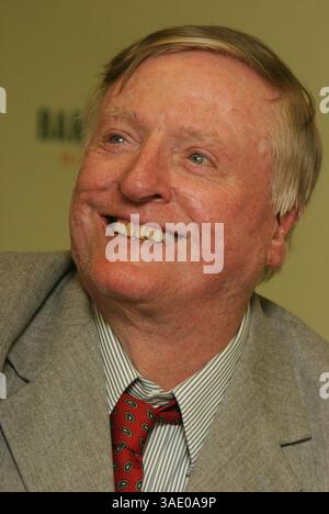 23 settembre 2004; New York, NY, Stati Uniti; scrittore servizievole WILLIAM F. BUCKLEY JR. Promuove il suo nuovo libro "Miles Gone By: A Literary Autobiography" tenuto al Barnes & Noble- Rockerfeller Center. (Immagine di credito: Nancy Kaszerman/ZUMAPRESS.com) Foto Stock
