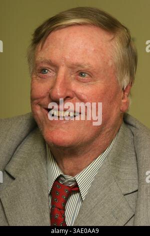 23 settembre 2004; New York, NY, Stati Uniti; scrittore servizievole WILLIAM F. BUCKLEY JR. Promuove il suo nuovo libro "Miles Gone By: A Literary Autobiography" tenuto al Barnes & Noble- Rockerfeller Center. (Immagine di credito: Nancy Kaszerman/ZUMAPRESS.com) Foto Stock