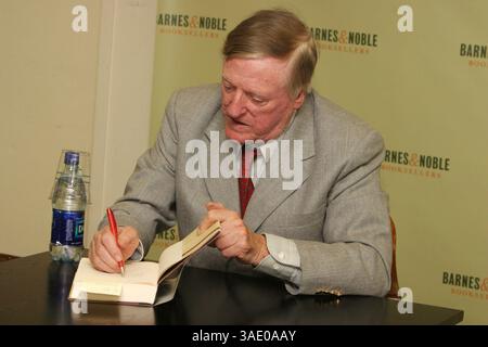 23 settembre 2004; New York, NY, Stati Uniti; scrittore servizievole WILLIAM F. BUCKLEY JR. Promuove il suo nuovo libro "Miles Gone By: A Literary Autobiography" tenuto al Barnes & Noble- Rockerfeller Center. (Immagine di credito: Nancy Kaszerman/ZUMAPRESS.com) Foto Stock