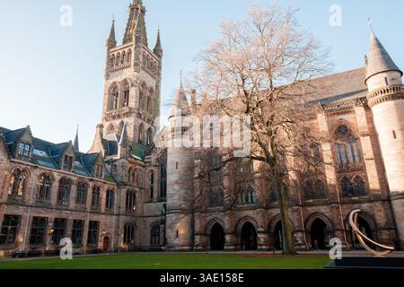 Glasgow Scozia: 8 gennaio 2025: Università di Glasgow Gilmorehill. Architettura storica di un edificio universitario sotto un cielo azzurro a Glasgow Foto Stock