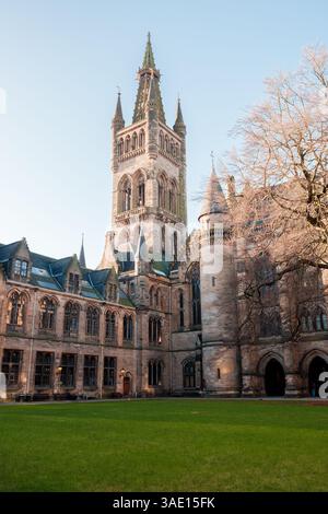 Glasgow Scozia: 8 gennaio 2025: Università di Glasgow Gilmorehill. Architettura storica di un edificio universitario sotto un cielo azzurro a Glasgow Foto Stock