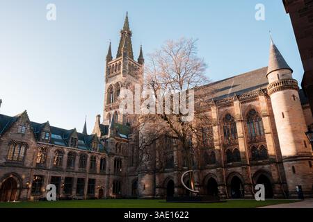 Glasgow Scozia: 8 gennaio 2025: Università di Glasgow Gilmorehill. Architettura storica di un edificio universitario sotto un cielo azzurro a Glasgow Foto Stock