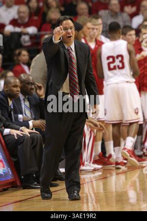 9 febbraio 2012: L'allenatore degli Indiana Hoosiers Tom Crean grida istruzioni alla sua squadra durante una partita di basket NCAA tra gli Illinois Fighting Illini e il 23° classificato Indiana Hoosiers alla Assembly Hall di Bloomington, Indiana. (Immagine di credito: © Pat Lovell/Cal Sport Media/ZUMAPRESS.com) Foto Stock