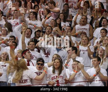 9 febbraio 2012: Whiteout all'Indiana durante una partita di basket NCAA tra gli Illinois Fighting Illini e il 23° classificato Indiana Hoosiers alla Assembly Hall di Bloomington, Indiana. (Immagine di credito: © Pat Lovell/Cal Sport Media/ZUMAPRESS.com) Foto Stock