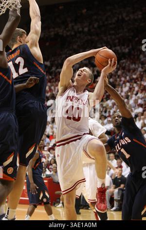 9 febbraio 2012: L'attaccante degli Indiana Hoosiers Cody Zeller (40) va forte al basket durante una partita di basket NCAA tra gli Illinois Fighting Illini e gli Indiana Hoosiers al 23° posto nella Assembly Hall di Bloomington, Indiana. (Immagine di credito: © Pat Lovell/Cal Sport Media/ZUMAPRESS.com) Foto Stock