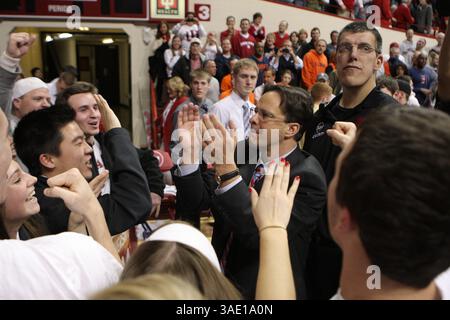 9 febbraio 2012: Il capo-allenatore degli Indiana Hoosiers Tom Crean celebra con i tifosi dopo una partita di basket NCAA tra gli Illinois Fighting Illini e gli Indiana Hoosiers al 23° posto nella Assembly Hall di Bloomington, Indiana. (Immagine di credito: © Pat Lovell/Cal Sport Media/ZUMAPRESS.com) Foto Stock