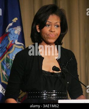 26 giugno 2008 - New York, NY, Stati Uniti - MICHELLE OBAMA, moglie del presunto candidato presidenziale democratico Barack Obama, tiene il discorso di apertura alla GLLC (Credit Image: Nancy Kaszerman/ZUMAPRESS.com) Foto Stock