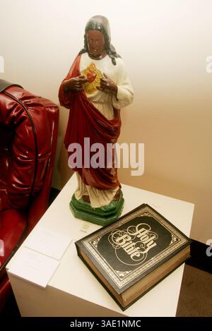 11 luglio 2008 - New York, NY, USA - Una vista di una Bibbia in pelle rilegata, edizione di King James. 8½x11½in. Stimato tra i 200 e i 300 dollari, e una statua in pietra dipinta di Gesù. 26in stimato tra $ 200 e $ 300, che saranno messi all'asta come parte di oltre 320 lotti offerti nella "The James Brown Collection" che si terrà presso Christie's Galleries al Rockefeller Center il 17 luglio (immagine di credito: Nancy Kaszerman/ZUMAPRESS.com) Foto Stock