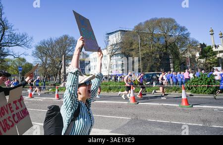 Brighton Regno Unito 6 aprile 2025 - migliaia di corridori partecipano oggi alla Maratona di Brighton in una calda giornata di sole: Credit Simon Dack / Alamy Live News Foto Stock