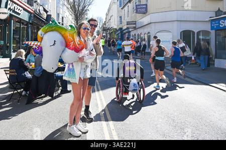 Brighton Regno Unito 6 aprile 2025 - migliaia di corridori partecipano oggi alla Maratona di Brighton in una calda giornata di sole: Credit Simon Dack / Alamy Live News Foto Stock