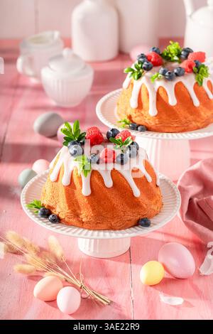 Primo piano della torta anello di Pasqua conosciuta come torta babovka. Bundt cake come Babka per Pasqua. Foto Stock