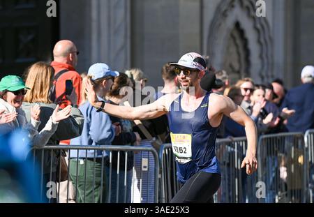 Brighton Regno Unito 6 aprile 2025 - migliaia di corridori partecipano oggi alla Maratona di Brighton in una calda giornata di sole: Credit Simon Dack / Alamy Live News Foto Stock