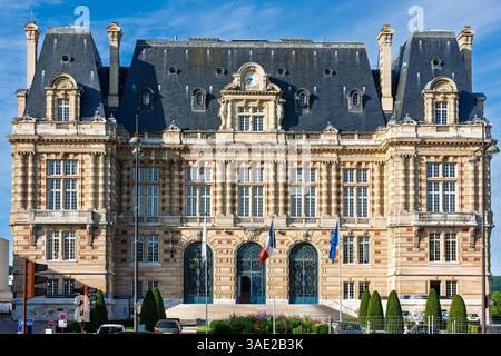 Versailles, Francia - 22 luglio 2010: Hotel de Ville de Versailles. Municipio di Versailles. Edificio governativo originariamente costruito da Re Luigi XIV Foto Stock
