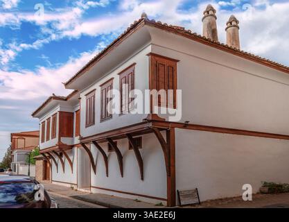 Casa ristrutturata a due piani con tipiche finestre a bovindo (alias erker), a Komotini, Grecia, tipica dell'architettura balcanica tradizionale. Foto Stock