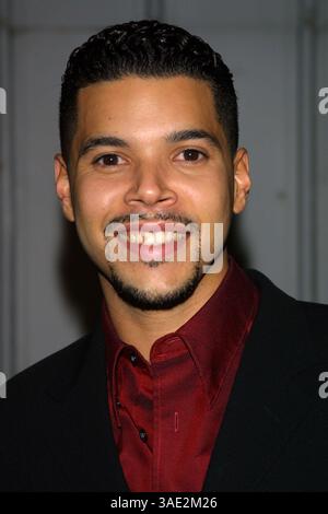 29 novembre 2001; Los Angeles, CA, Stati Uniti; l'attore WILSON CRUZ @ 'Devine Design.'. (Immagine di credito: Lisa o'Connor/ZUMAPRESS.com) Foto Stock
