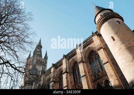 Glasgow Scozia: 8 gennaio 2025: Università di Glasgow Gilmorehill. Architettura storica di un edificio universitario sotto un cielo azzurro a Glasgow Foto Stock