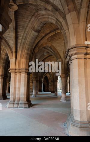 Glasgow Scozia: 8 gennaio 2025: Università di Glasgow Gilmorehill Cloisters. Architettura storica di un edificio universitario Foto Stock