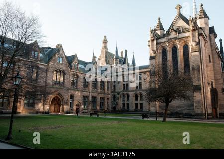 Glasgow Scozia: 8 gennaio 2025: Università di Glasgow Gilmorehill. Architettura storica di un edificio universitario sotto un cielo azzurro a Glasgow Foto Stock