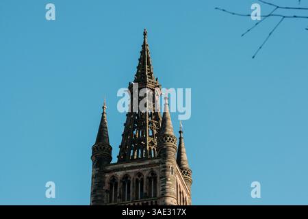 Glasgow Scozia: 8 gennaio 2025: Università di Glasgow Gilmorehill. primo piano sulla guglia della torre Foto Stock