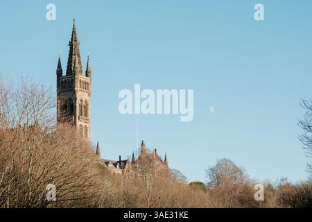 Glasgow Scozia: 8 gennaio 2025: Università di Glasgow Gilmorehill. guglia della torre Foto Stock