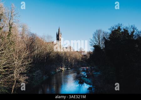 Glasgow Scozia: 8 gennaio 2025: Università di Glasgow Gilmorehill. guglia della torre. Vista dal fiume Kevlin Foto Stock