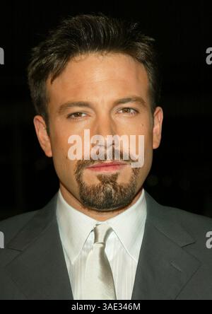 18 dicembre 2003; Hollywood, California, Stati Uniti; l'attore BEN AFFLECK alla prima mondiale "Paycheck" tenutasi al Mann Chinese Theater. (Immagine di credito: Lisa o'Connor/ZUMAPRESS.com) Foto Stock