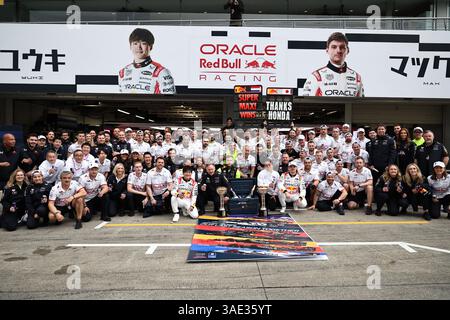 Suzuka, Giappone. 6 aprile 2025. I membri della Red Bull Racing scattano una foto di gruppo dopo il Gran Premio del Giappone di Formula 1 2025 sul circuito di Suzuka a Suzuka, in Giappone, il 6 aprile 2025. Crediti: Canzone Haiyuan/Xinhua/Alamy Live News Foto Stock
