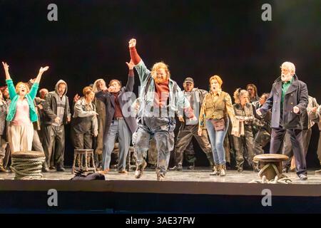 Welsh National Opera mette in scena l'opera Peter Grimes di Benjamin Britten basata sul poema The Borough Foto Stock