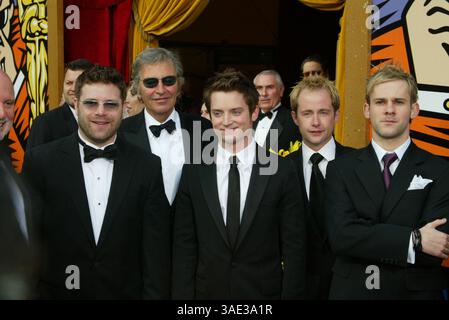 29 febbraio 2004; Hollywood, CA, Stati Uniti; OSCAR 2004: il Signore degli anelli attori e regista; SEAN ASTIN, PETER JACKSON, ELIJAH WOOD, BILLY BOYD e DOMINIC MONAGHAN che arrivano al 76° Annual Academy Awards tenutosi al Kodak Theatre di Hollywood. (Immagine di credito: Lisa o'Connor/ZUMAPRESS.com) Foto Stock