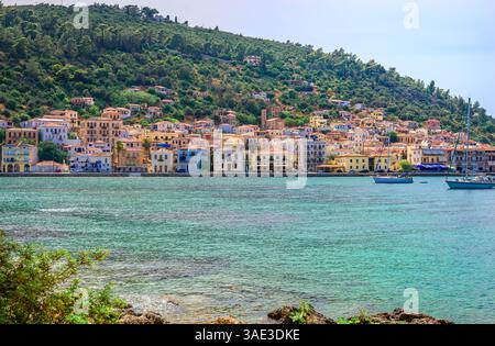 Il lungomare di Gythio, visto dall'isola di Marathonisi. Gytheio è una città sulla costa orientale della penisola di mani, nel Peloponneso, in Grecia. Foto Stock