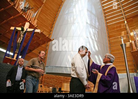 22 febbraio 2012 - Oakland, CALIFORNIA, USA - i parrocchiani ricevono le ceneri sulla fronte il mercoledì delle ceneri, il primo giorno di Quaresima presso la Cattedrale di Christ the Light Church nel centro di Oakland, California, mercoledì 22 febbraio 2012. (Immagine di credito: © Laura A. Oda/Oakland Tribune/MCT/ZUMAPRESS.com) Foto Stock