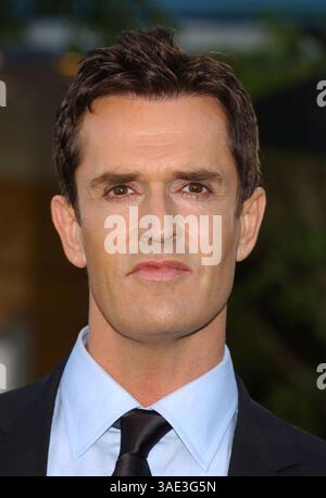 8 maggio 2004; Westwood, California, USA; l'attore RUPERT EVERETT alla "Shrek 2" LA Premiere si tiene al Mann Village Theatre. (Immagine di credito: Lisa o'Connor/ZUMAPRESS.com) Foto Stock