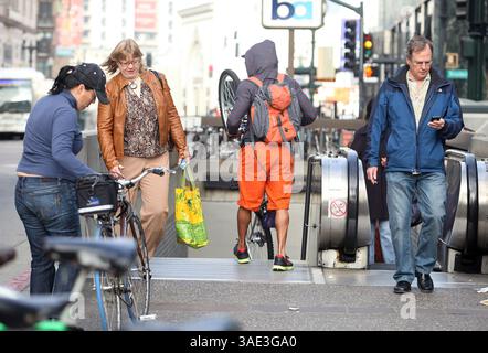 9 febbraio 2012 - Oakland, CALIFORNIA, USA - le persone si trovano a pochi passi da aziende, ristoranti e lavorano nel centro di Oakland, California, 9 febbraio 2012. Oggigiorno, la gente indossa praticamente qualsiasi cosa per lavorare, giocare o fare commissioni. (Immagine di credito: © Laura A. Oda/Oakland Tribune/MCT/ZUMAPRESS.com) Foto Stock
