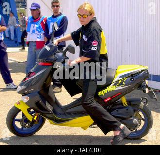 5 maggio 2001; Jerez, Spagna; solo vendite in Nord America! Pilota tedesco KATJIA POENSGEN, l'unica donna a correre al Gran Premio di Jerez Motorcycle Rally. (Immagine di credito: Remi Agency/ZUMAPRESS.com) Foto Stock