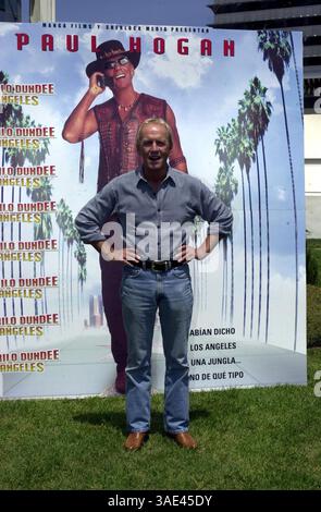 20 luglio 2001; Barcellona, Spagna; SOLO diritti del Nord America! L'attore australiano PAUL HOGAN e la moglie LINDA KOZLOWSKI a Barcellona per la prima dell'ultimo film di Hogan "Crocodile Dundee". . (Immagine di credito: Remi Agency/ZUMAPRESS.com) Foto Stock